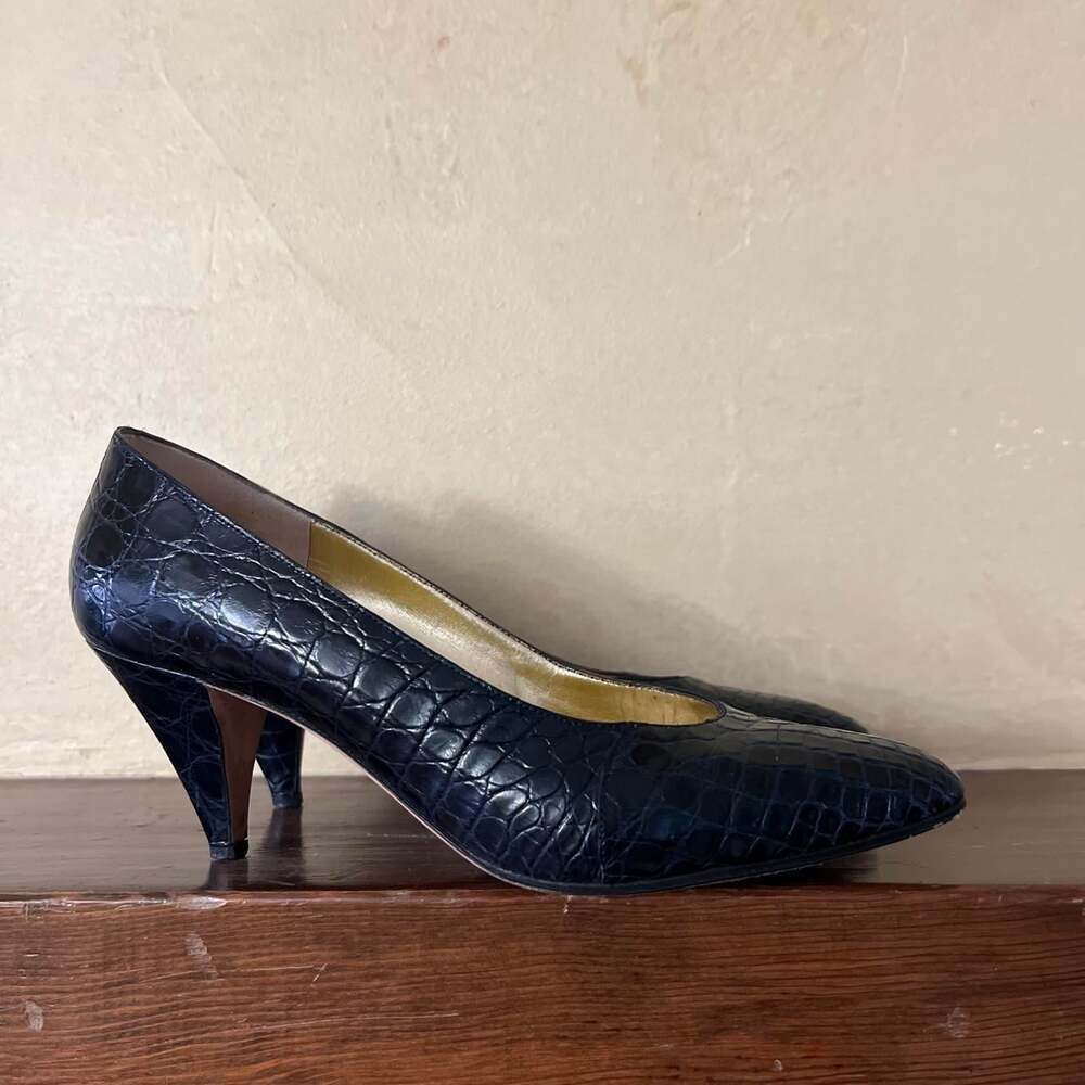 Women's Black and Navy Courts